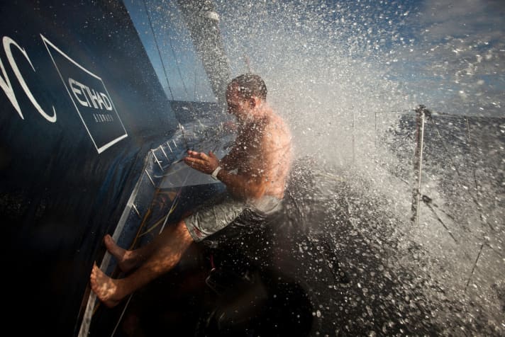   Vordecksdusche auf Abu Dhabi. Ob sie am Ende nicht gar allesamt unter die kalte Dusche müssen, werden die Winde bestimmen