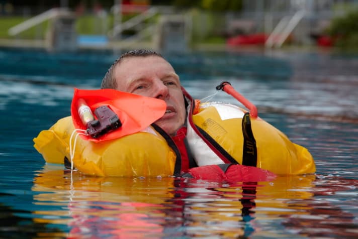   Sperare di essere salvati dal bordo della piscina: il nostro tester in laboratorio, una piscina all'aperto
