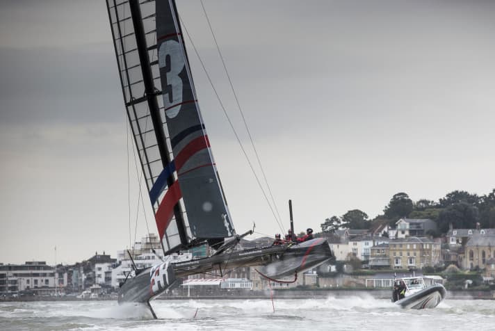   Belle "démonstration aérienne" devant le Royal Yacht Squadron : les hommes de Ben Ainslie survolent le Solent