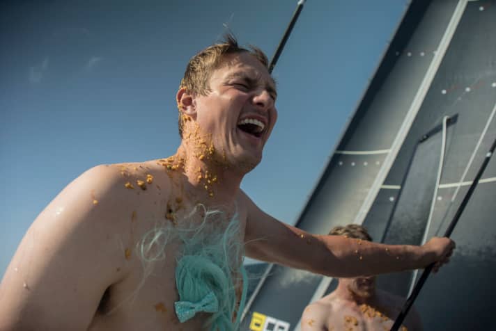   L'ex trimmer di Oracle Team USA Kyle Langford non l'avete mai visto così: L'americano ha attraversato l'equatore per la prima volta ed è stato intensamente accalcato dall'equipaggio al suo battesimo