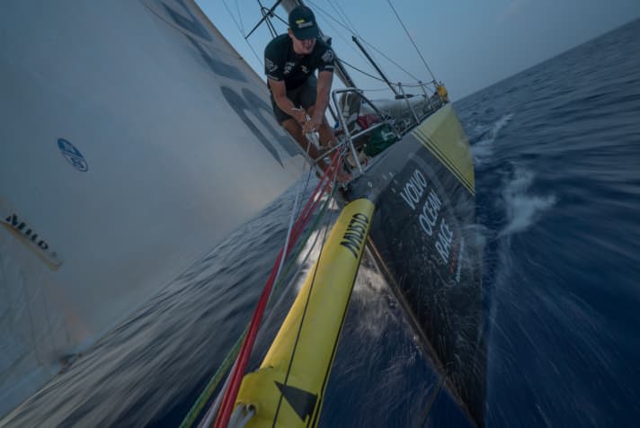   Für den Moment musste Bouwe Bekkings Team Brunel Dee Caffaris Team Turn the Tide on Plastic ziehen lassen. Der Kampf um die Punkte auf dieser sechsten Etappe aber dauert an. Noch immer sind es rund 1300 Seemeilen bis in den Zielhafen Auckland