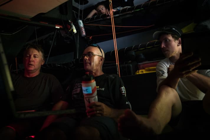   Warten gespannt auf den Positionsreport: Navigator Andrew Cape (l.) und Skipper Bouwe Bekking (M.) mit ihrer Crew