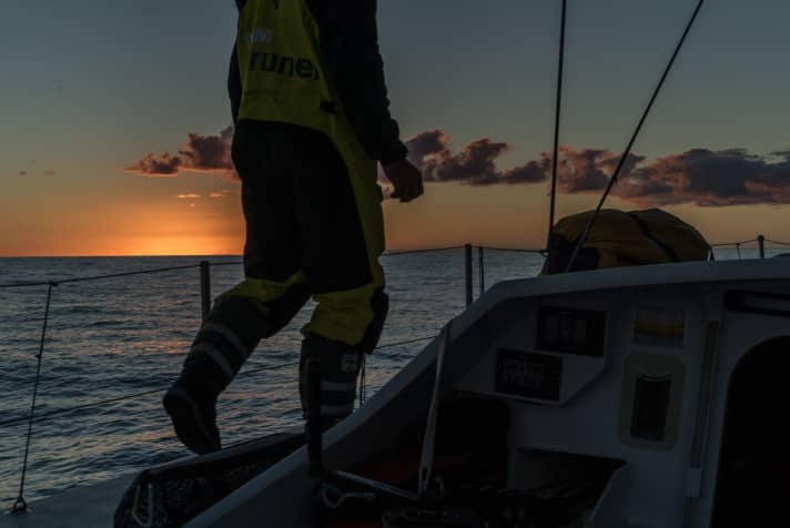   Schwerer Gang: Bouwe Bekkings "Golden Boy" Peter Burling hatte sich die Ankunft in seiner Heimat Neuseeland sicher ganz anders vorgestellt. Aktuell droht Team Brunel der letzte Platz auf dieser sechsten Etappe. Es gibt kaum noch Hoffnung auf Besserung, obwohl das Team vor zwei Tagen noch auf Platz zwei gelegen hatte