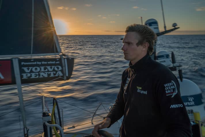  Sein Gesicht spricht Bände: Team Brunels Steuermann und Trimmer Kyle Langford, einst gefeierter America's-Cup-Sieger mit Jimmy Spithill, weiß wie die anderen in der Mannschaft, dass Brunel kaum mehr Chancen hat, noch Plätze gut zu machen. Der Anspruch aller an Bord ist ein anderer