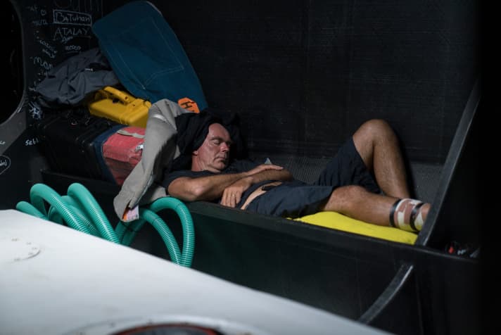   Flautenzeit, Schlafenszeit: Skipper Bekking in der Koje
