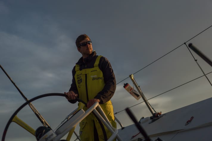   È improbabile che il "Golden Boy" neozelandese Peter Burling vinca in casa: il suo team Brunel dovrà probabilmente accontentarsi di una lotta a tre contro Mapfre e Dongfeng per il quarto, quinto e sesto posto sul tracciato di Auckland.