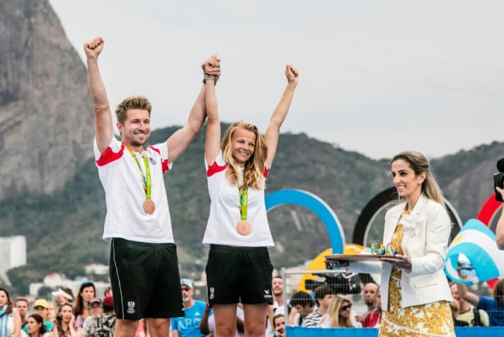   2016 gemeinsam in Rio mit Bronze im Nacra 17 erfolgreich, bei diesen Olympischen Spielen getrennt voneinander erneut im Einsatz: Thomas Zajac (startet mit seiner Vorschoterin Barbara Matz erneut im Mixed-Katamaran) und Tanja Frank (49erFX) tragen bei der Eröffnungsfeier die österreichische Flagge