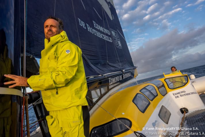   Les coéquipiers de Caudrelier : le co-skipper Franck Cammas sur le "Maxi Edmond de Rothschilld", qui se dirige vers la Martinique en position de leader.