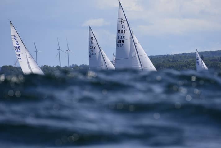   Les gréements des dragons se dressent derrière la vague comme des bonnets à pointes
