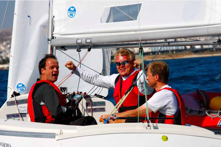 Sailing also brought many positive turning points for Germany's Paralympic Sonar crew. Here, helmsman Jens Kroker, Siegmund Mainka and Robert Prem (from right) are delighted. Together with Heiko Kröger, Paralympics winner in 2000, multiple world champion and perennial favourite in 2.4mR competitive sailing, the trio formed the most successful international Paralympic sailing team for a long time