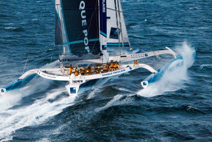 Der 131-Fuß-Trimaran “Banque Populaire” tritt in Kürze zu einem zweiten Rekordversuch um die Welt an