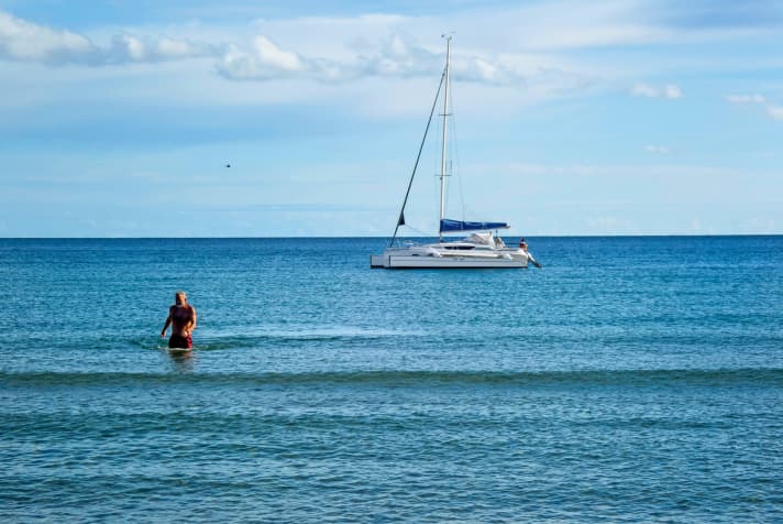 Neben hoher Geschwindigkeit ist Flexibilität ein großes Plus. Mit aufholbaren Anhängen lässt es sich auf wenig Wasser ankern oder das Boot gar beachen, da wird ein Dingi obsolet