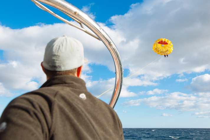 Beim Parasailing gibt es spektakuläre Ausblicke und einen Adrenalinkick inklusive