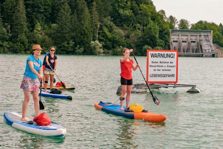 Keep your distance! Paddling is prohibited in the protected area in front of the dam and outlet structure.