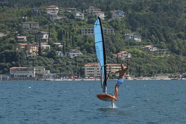 From the trapeze-less freeride foiler ‘Brian Talma 2.0’ (pictured here at the 2020 surf camp) to a thoroughbred racer and back again. Christian Breidbach can look back on a turbulent foiling career.
