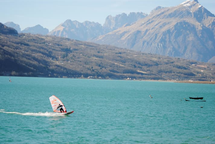 Jibes with a panoramic view, in front of the beautiful ruggedness of the Dolomites.