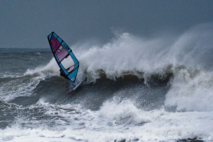 Leon Jamaer conquers the powerful wave in Denmark.