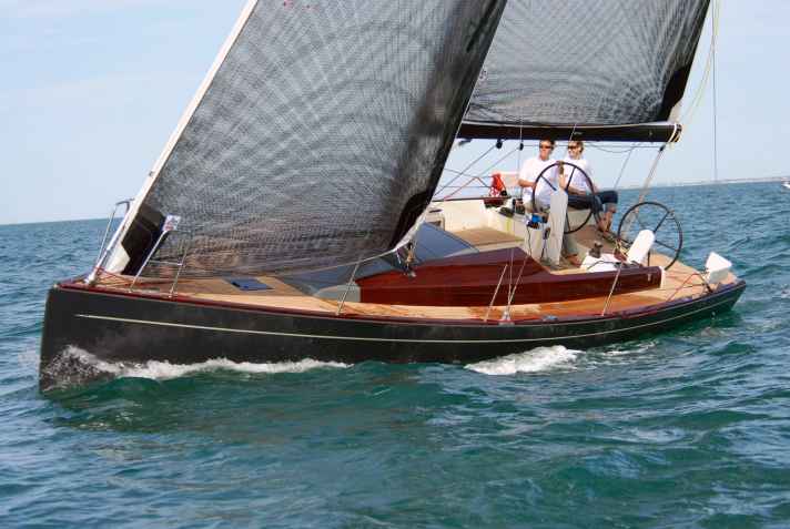 Hull length: 11.99 m; width: 3.20 m; draught: 2.40 m; weight: 4.8 tonnes.