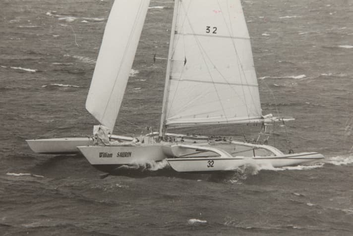 Il trimarano Kelsall di 80 piedi "William Saurin" ha partecipato alla Route du Rhum nel 1982.