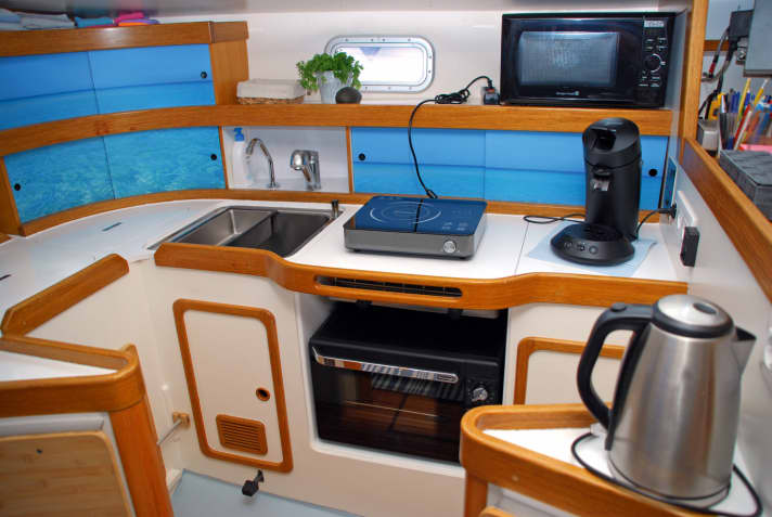Individual appliances work both in the harbour and on the move: standard household induction plates and kettles are inexpensive and don't take up much space. As long as shore power is available, you can save a lot of gas with these appliances. If the batteries and inverter are designed accordingly, they can also be used at anchor. As a back-up and for longer sea journeys, a gas cooker with gimbal suspension should be kept on board as a precaution.
remain on board