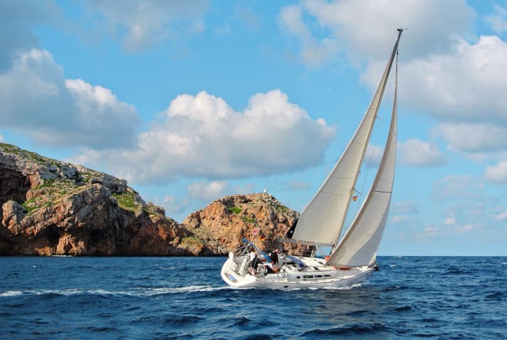   Yacht vor Mallorca. Freie Liegeplätze gibt es auf der Baleareninsel praktisch nicht. Spanische Eigner weichen längst ans Festland aus
