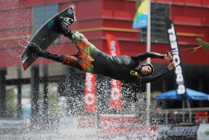   Envolés, en effet : Lors d'une journée de vent défavorable, certains ont pu s'envoler. Ce wakeboarder l'a pris au pied de la lettre.
