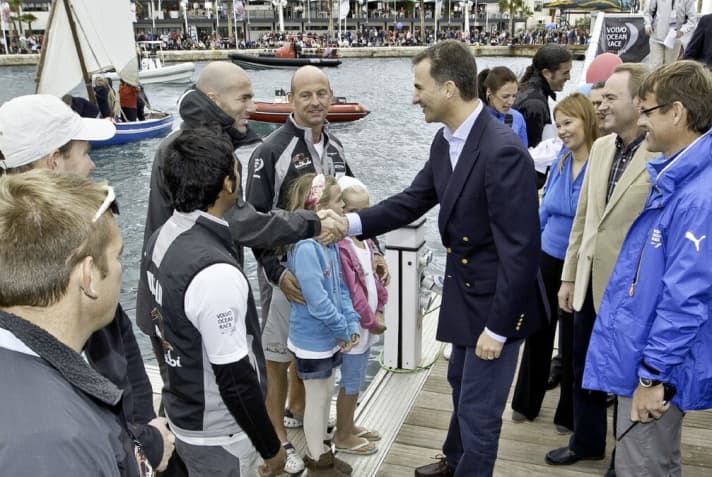   Superkicker Zinedine Zidane (l.) beim Shakehands mit Kronprinz Felipe. Abu-Dhabi-Skipper Ian Walker (M.) schaut zu. Später ging Zidane über Bord. Und das ganz freiwillig