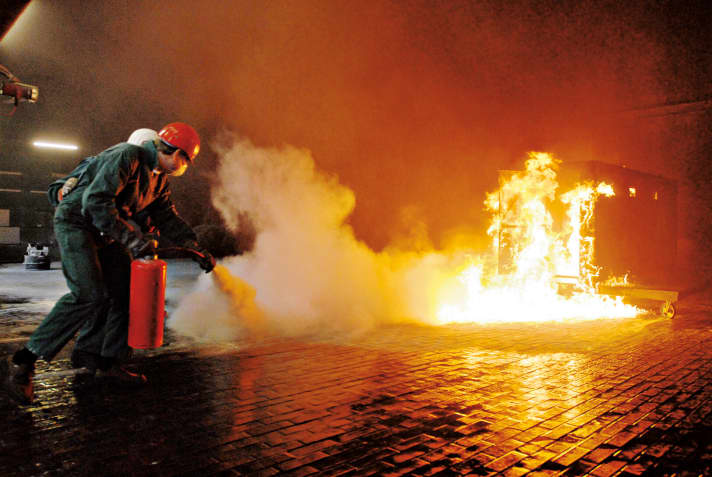 Les formations à la sécurité permettent de s'exercer à la lutte contre l'incendie avec un extincteur. Cela permet de se familiariser avec les gestes et les procédures efficaces.