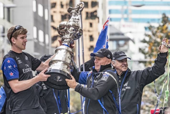   Ici, deux générations ont les mains sur la carafe : le chef d'équipe Grant Dalton et le talent du siècle et champion olympique de 49er Peter Burling.