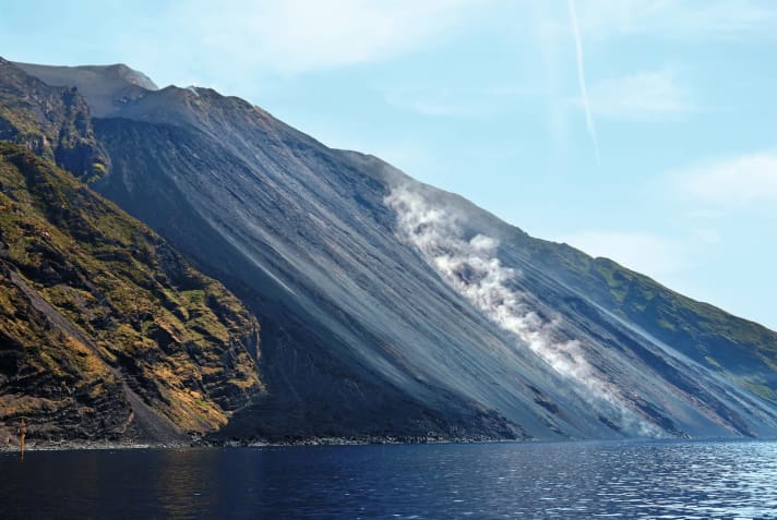   Volcano live: Lava slide in the north-west of Stromboli