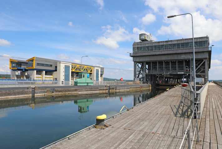 The old Niederfinow hoist (right) and its successor (left).