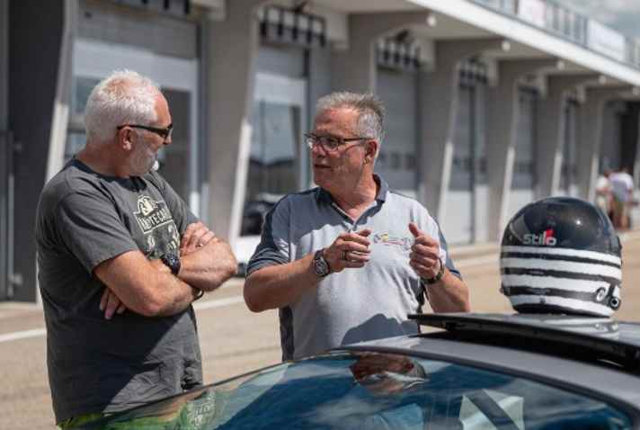 Manöverkritik: Nach einigen schnellen Runden diskutieren Carsten Geyer (l.) und Sachsenring-Geschäftsführer Ruben Zeltner Fahrverhalten und Abstimmung des 924 S2.
