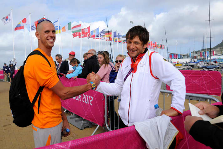   2012 stand das Olympiarevier von Weymouth (hier reichen sich der RS:X-Olympiasieger Dorian van Rijsselberge und der Olympia-Vierte Toni Wilhelm die Hand) im Mittelpunkt der olympischen Segelwelt. Nach Schwächeperiode soll nun – der Isaf-Entscheidung sei Dank – der zweite Durchstart mit Weltcup-Status erfolgen