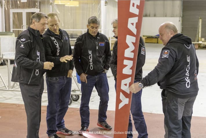   Inspection du gouvernail : (de droite à gauche) le patron d'Oracle Larry Ellison avec le barreur Jimmy Spithill, le CEO Russell Coutts, un technicien et le constructeur de bateaux Mark Turner