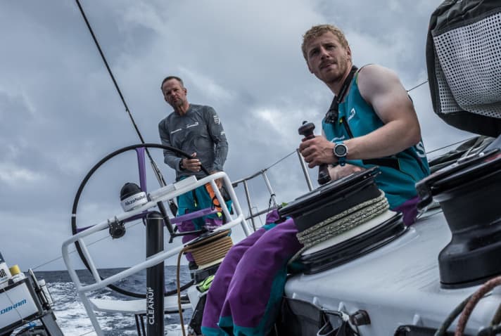   Im Zusammenspiel an Deck: "AkzoNobel"-Neuzugang und Wachführer Chris Nicholson und der Däne Nicolai Sehested