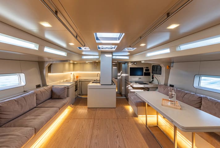 The galley on the port side is open and adjoins the keel. The folding table creates space for the racing sails.