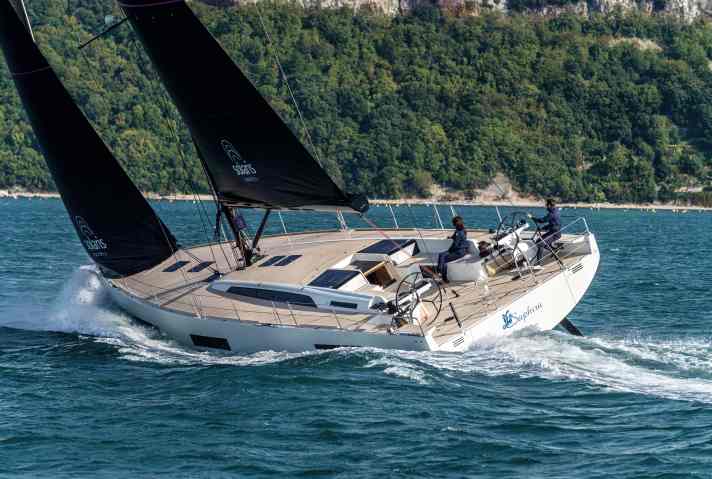 Solaris 55 : longueur de la coque 16,90 m ; largeur 5,00 m ; poids 23,0 t ; à partir de 1.904.000 euros.