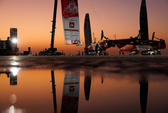 Le travail de l'équipe technique de SailGP dans le port de Rashid a été immortalisé par le photographe allemand Felix Diemer dans une lumière dorée.