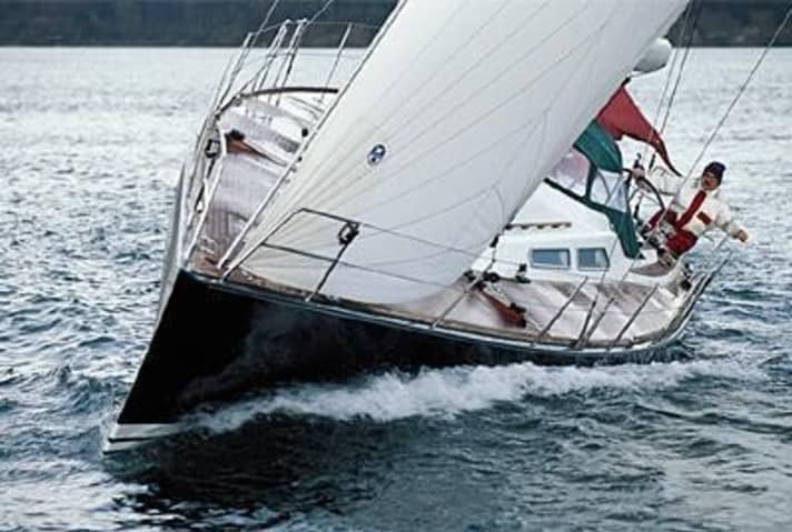   Une proue pointue, un pont plat et une navigation rapide : le Luffe 48 haut au vent