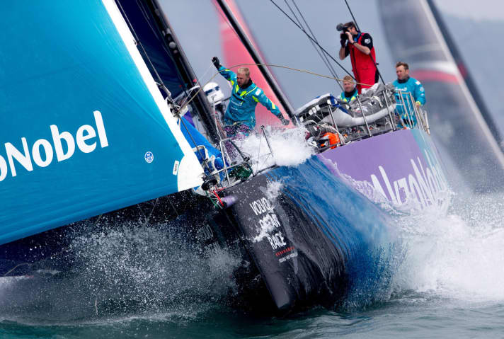   L'équipe hollandaise AkzoNobel de Simeon Tienpont a pris la tête de la flotte après le départ.