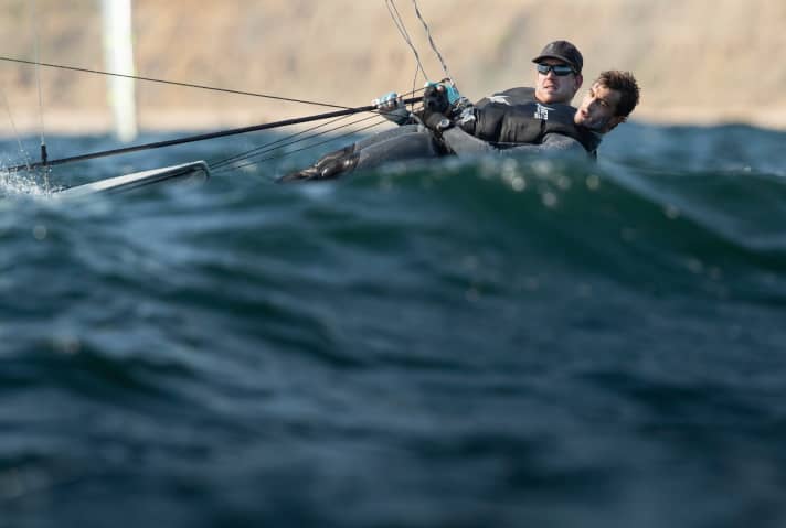   Ont déjà le mouvement de la Coupe d'Allemagne en ligne de mire : les défenseurs néo-zélandais et champions olympiques de 49er Peter Burling et Blair Tuke. Commentaire de Burling : "D'abord, Erik Heil et Thomas Plößel veulent nous faire tomber de notre beau trône à Enoshima cet été, et maintenant ils sont avides de notre argent... Qu'on se le dise : Emirates fly better" !