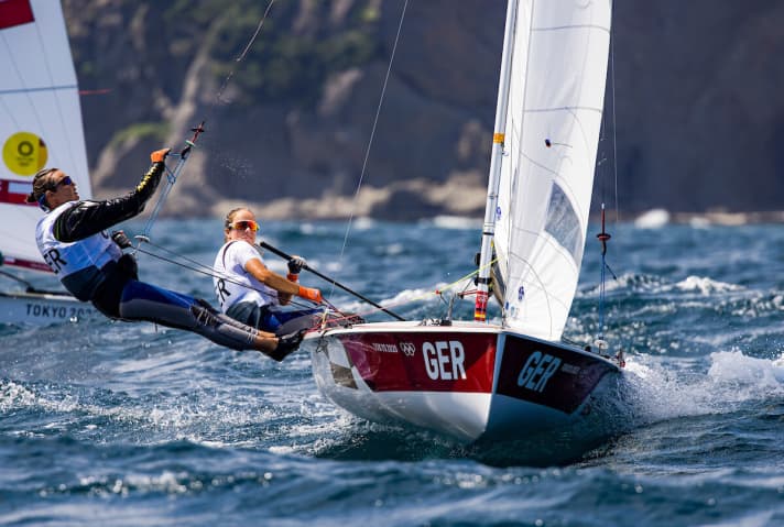   Attacke! Luise Wanser und Anastasiya Winkel sind am Dienstag ganz früh in ihren beiden letzten Rennen der Hauptrunde gefordert. Sie wollen mit bestmöglicher Platzierung in ihre Medaillenfinale am 4. August einziehen und nach dem fulminanten Tagessieg von Montag mit weiteren Top-Ergebnissen beweisen, dass ihre von zwei überharten Disqualifikationen belastete Olympia-Bilanz nicht ihr wahres Leistungsvermögen widerspiegelt