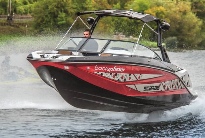 The Scarab 255 ID offers plenty of space, lots of comfort and, thanks to its two Rotax jet engines, a lot of driving fun with a shallow draught.