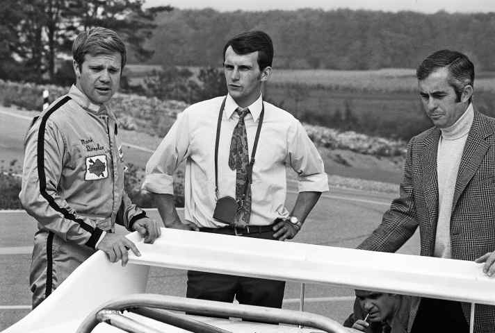 Mark Donohue gehört zu den Testfahrern, daneben Fahrwerkspezialist Prof. Helmut Flegl und Teamchef Roger Penske (v. l.)