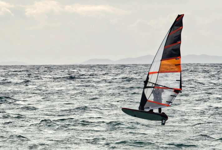 In north-westerly winds the foil goes under the board, in strong south-easterly winds it can be three or four small fins.