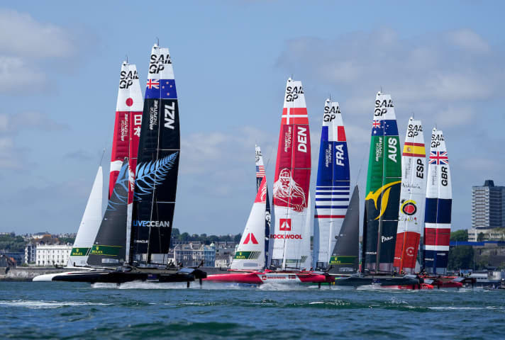 Ein Bild von der letzten SailGP-Regatta im britischen Revier von Plymouth: So sieht es aus, wenn die F50-Katamarane losstürmen…
