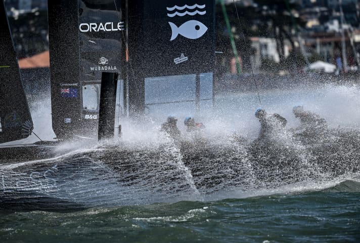   Fantastique art photographique de Ricardo Pinto, qui montre les Kiwis enragés Peter Burling, Blair Tuke et leur équipe en action. Les Néo-Zélandais ont payé un lourd tribut lors de leur première saison SailGP, naviguent toujours à la recherche de leur forme et ne pourront pas se consoler sportivement en occupant la première place de l'"Impact League" de SailGP, qui récompense l'engagement des équipages en faveur de l'environnement.