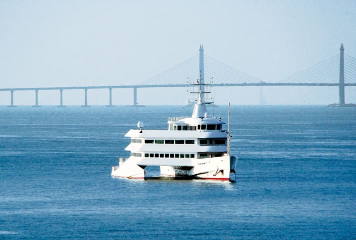 An unusual variant: the "Asean Lady" was designed with a main hull and a float on the starboard side. It was modelled on traditional Pacific fishing boats in the Proa style