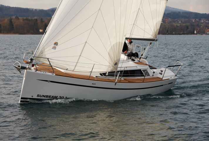 Lunghezza: 9,50 m; larghezza: 2,96 m; peso: 4,3 tonnellate.