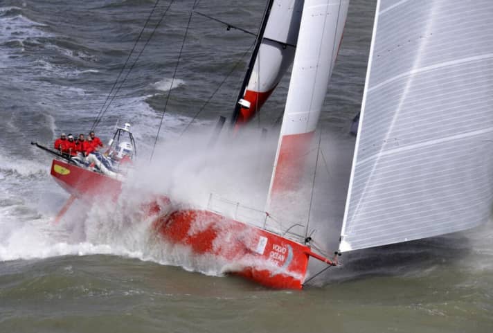   Hier prescht das Team Mapfre beim Training noch in besten Segelbedingungen über die Wellen